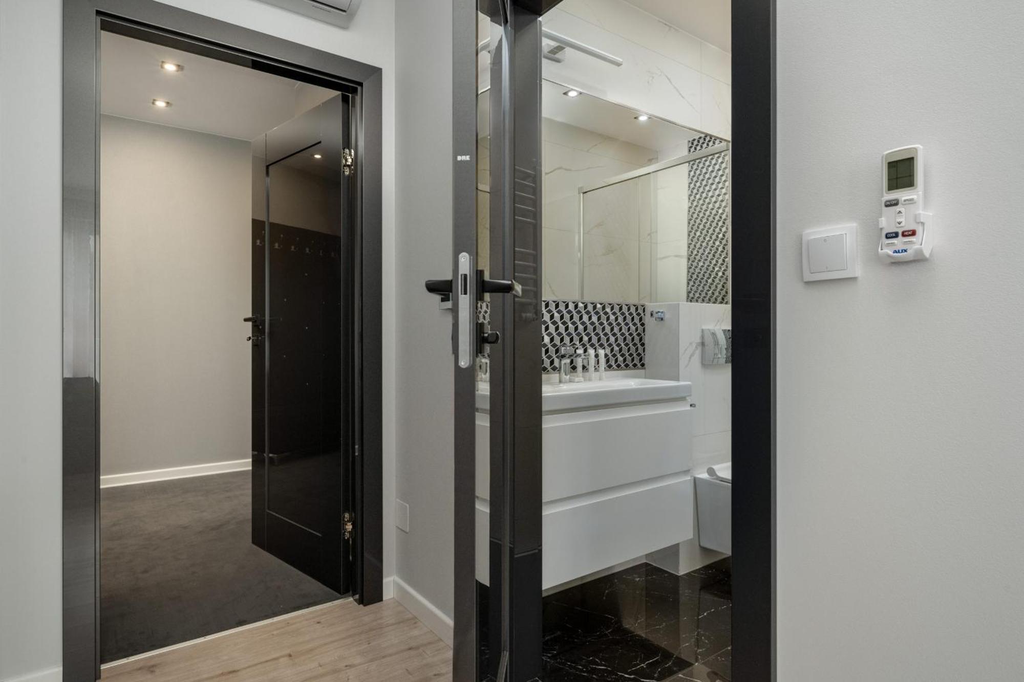Luksusowy Apartament Z 3 Sypialniami, Klimatyzacja, Parkingiem I Biurkiem We Wroclawiu By Renters Prestige Exteriör bild